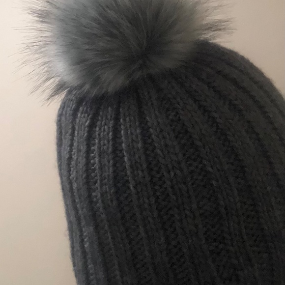American eagle grey toque with Pom Pom ladies one size NEW - Picture 2 of 3